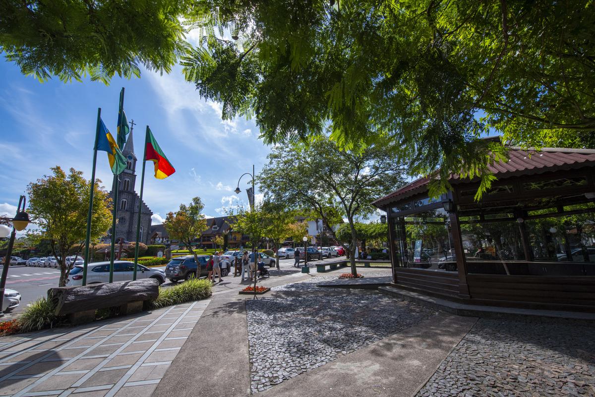 Vista aérea de Gramado mostrando expansão urbana e construções novas, simbolizando o crescimento dos investimentos na cidade.